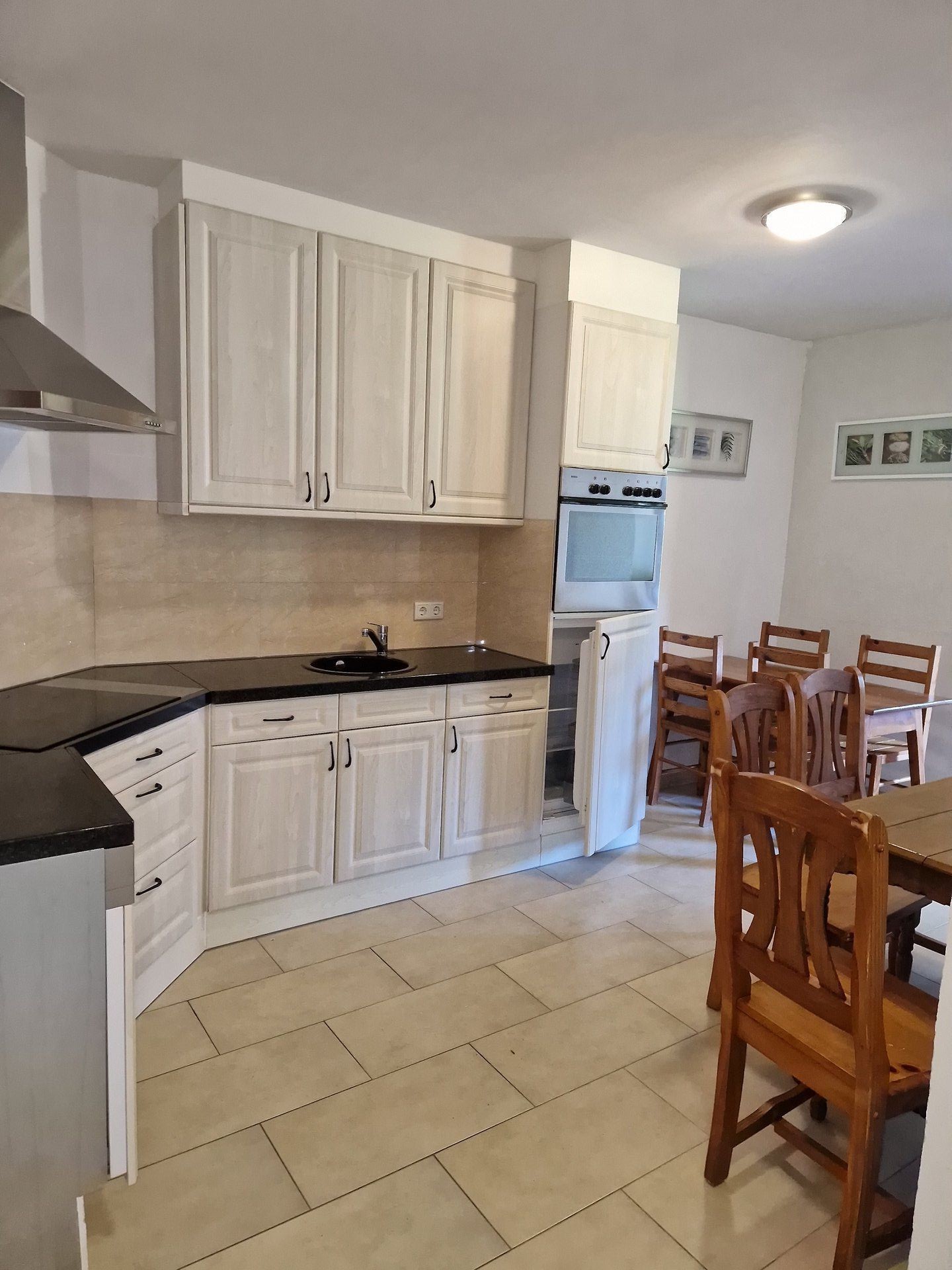 Zaunerhof Appartement 6 - Lichte keuken met houten eettafel